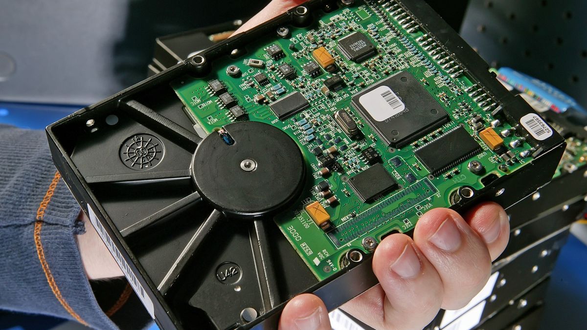 difference between RAM and ROM